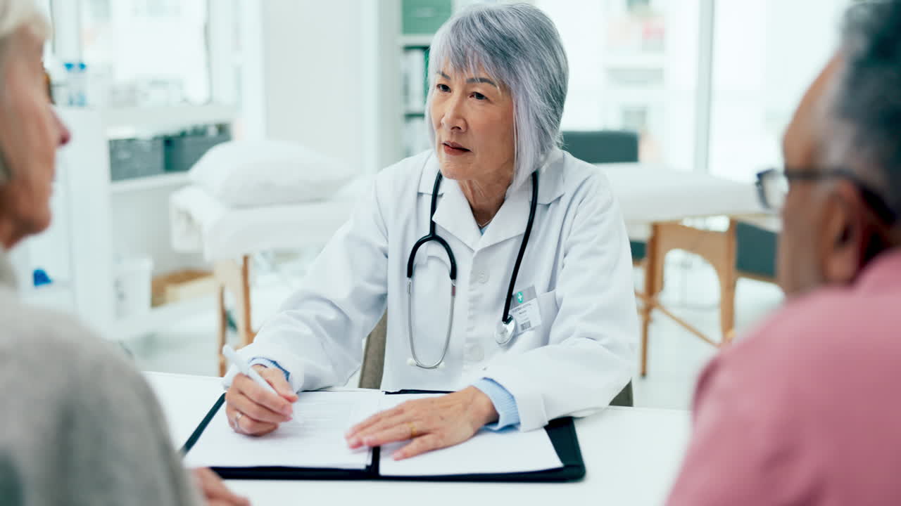 女性 ⁇ 医者 ⁇ そしてメモを持ったカップルとの会合