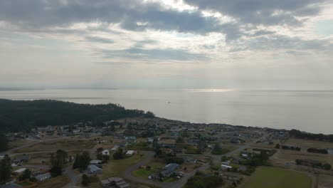 Lapso-De-Tiempo-Aéreo-De-La-Comunidad-Del-Club-De-Campo-Sierra-En-La-Isla-Whidbey-Con-El-Sol-Alcanzando-Su-Punto-Máximo-A-Través-De-Las-Nubes-Cambiantes