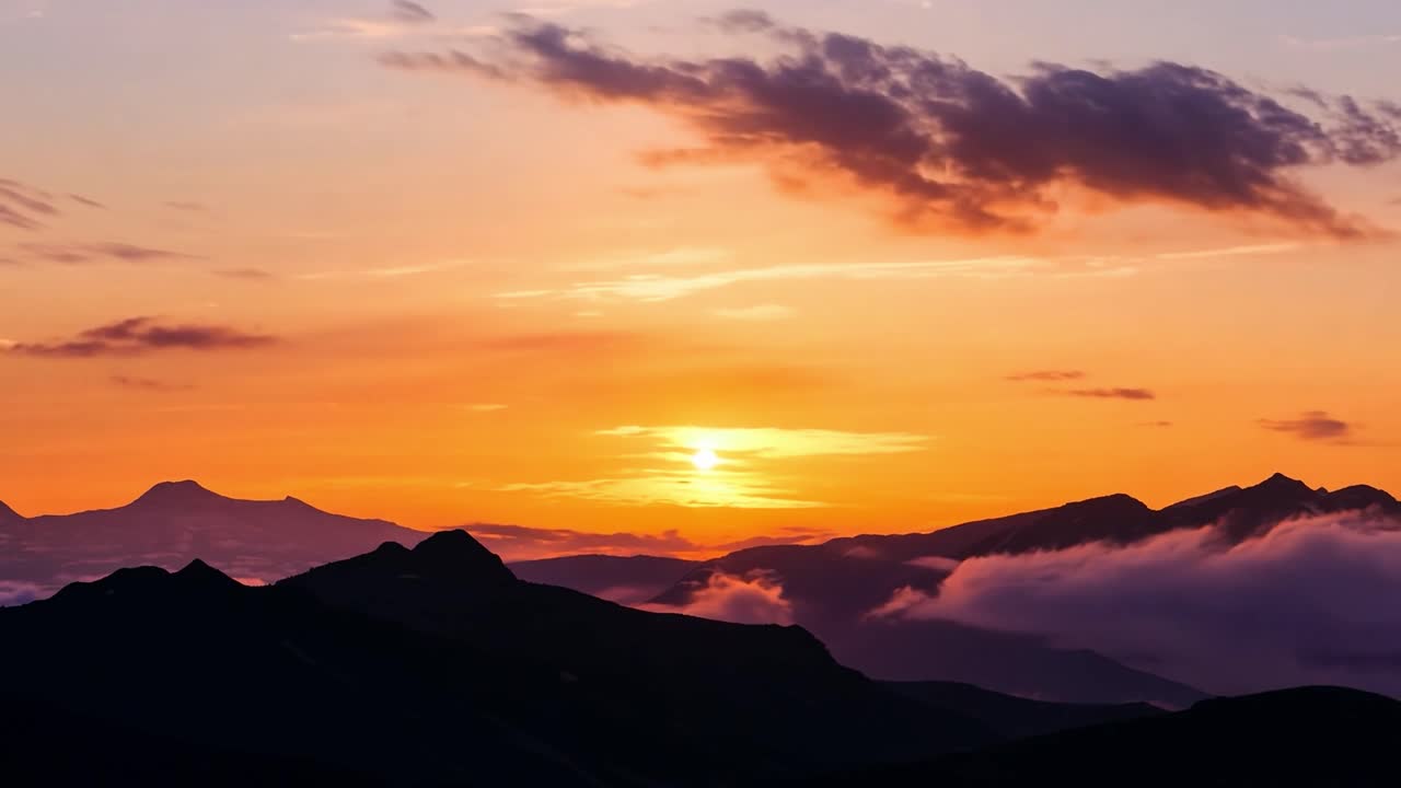 L'alba sopra le montagne
