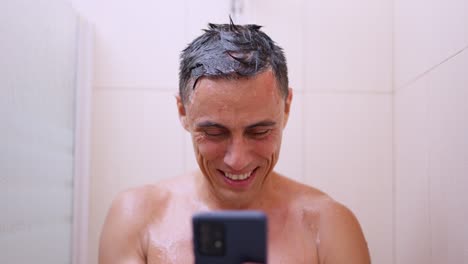 샤워 중인 남자