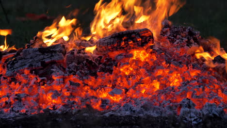 Fuego-De-Combustión-Lenta-Con-Un-Ligero-Acercamiento