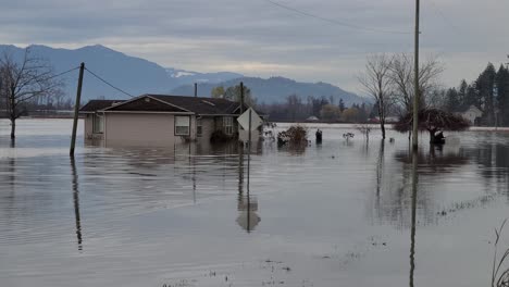 acercamiento y vista frontal de la casa bajo el agua de una inundación