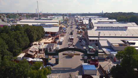 Schöner-Luftflug-Von-Oben,-Oktoberfest,-Eingang-Leer,-Theresienwiese,-Sonniger-Tag-Kurz-Vor-Eröffnung