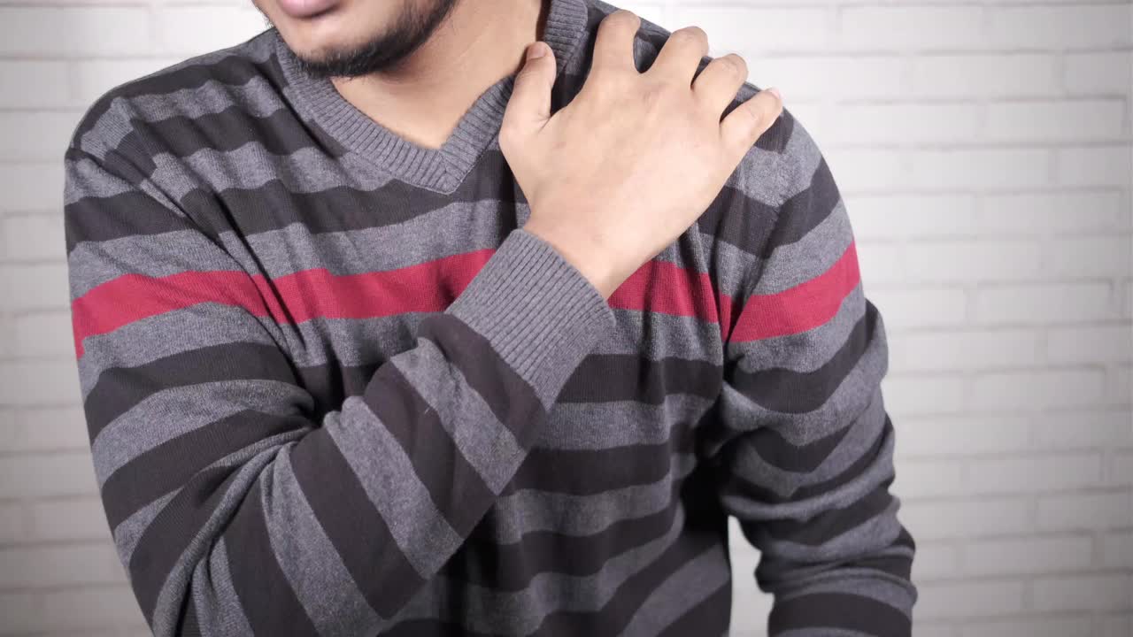 어깨 통증이 있는 남자