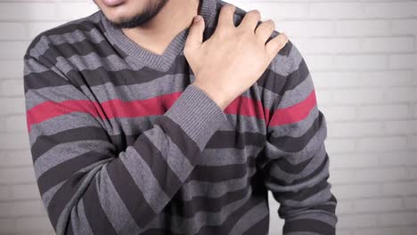 hombre con dolor de hombro