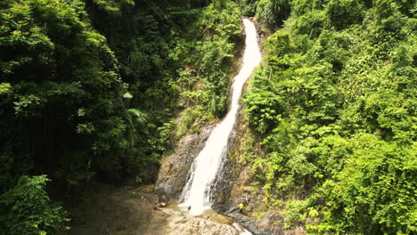 Kippen-Sie-Die-Drohnenaufnahme-Des-Huay-To-Wasserfalls-Im-Dorf-Thab-Prik,-Bezirk-Mueang-Krabi,-Krabi,-Thailand