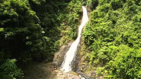 Incline-Hacia-Arriba-La-Toma-Del-Dron-Del-Huay-A-La-Cascada-En-La-Aldea-De-Thab-Prik,-Distrito-De-Mueang-Krabi,-Krabi,-Tailandia