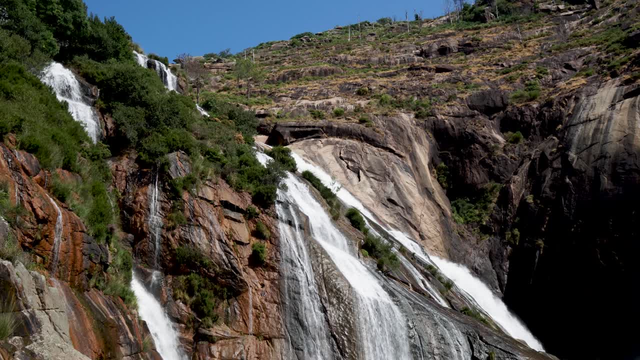 vista de una gran cascada desde abajo