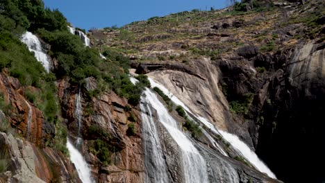 Vista-De-Una-Gran-Cascada-Desde-Abajo