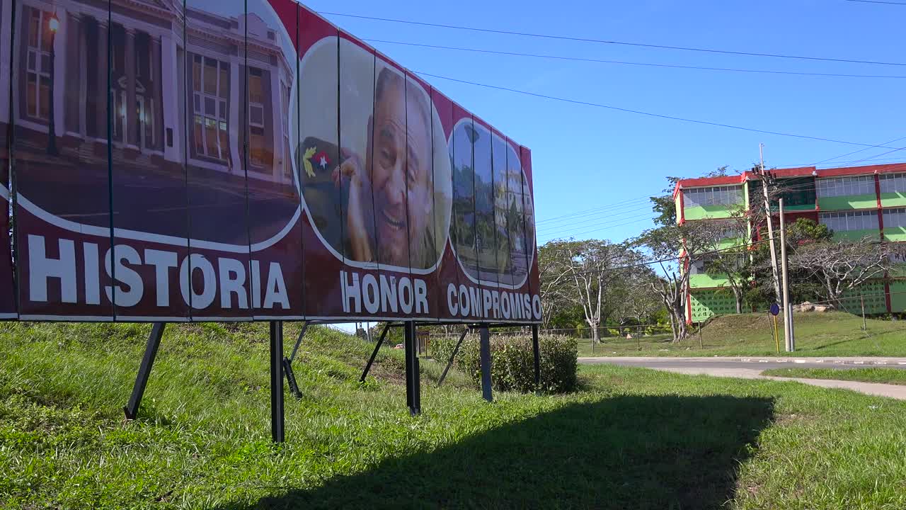 carteles de propaganda comunista bordean una carretera en cuba, incluido fidel castro