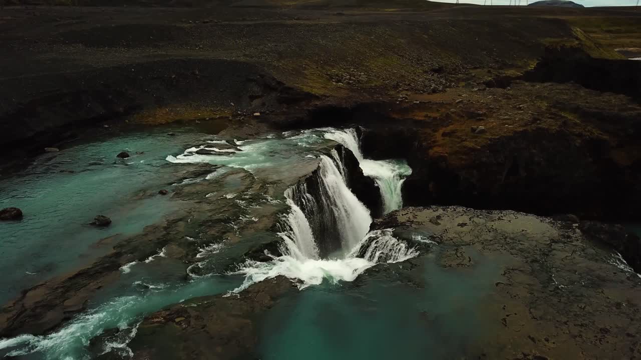 vista aérea de drones sobre el agua del río que fluye por una gran cascada, en islandia