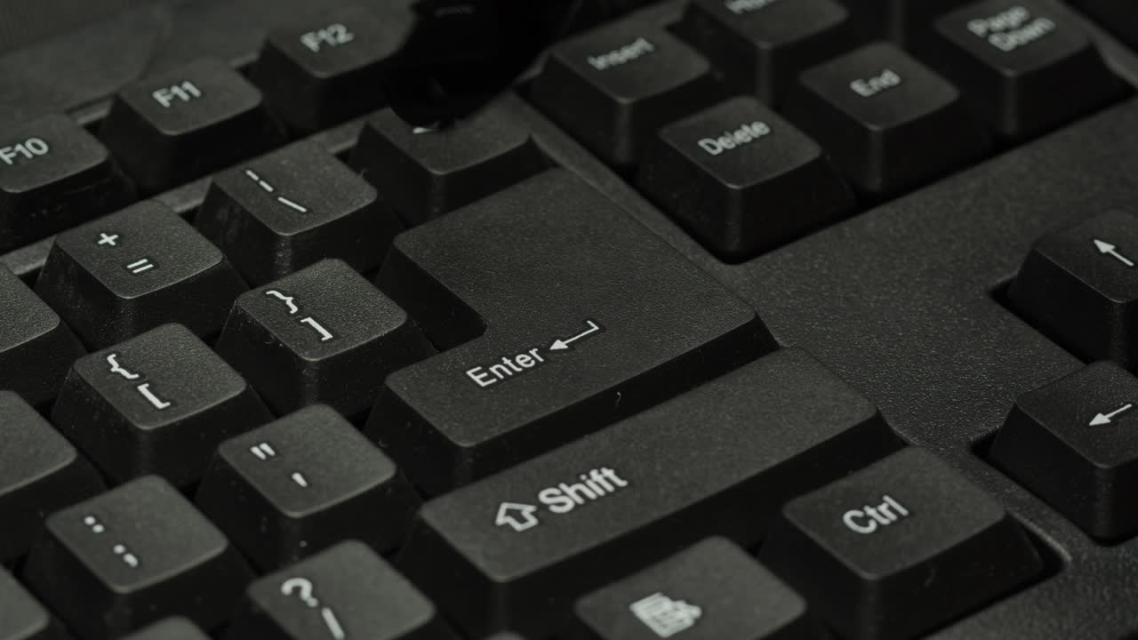 입력 키에 손가락을 은 검은색 컴퓨터 키보드 클로즈업