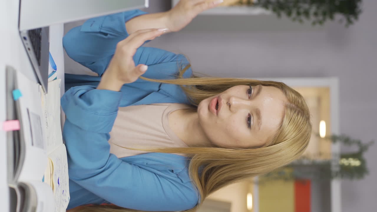 вертикальное видео студентки, которая удивлена и счастлива новостями.