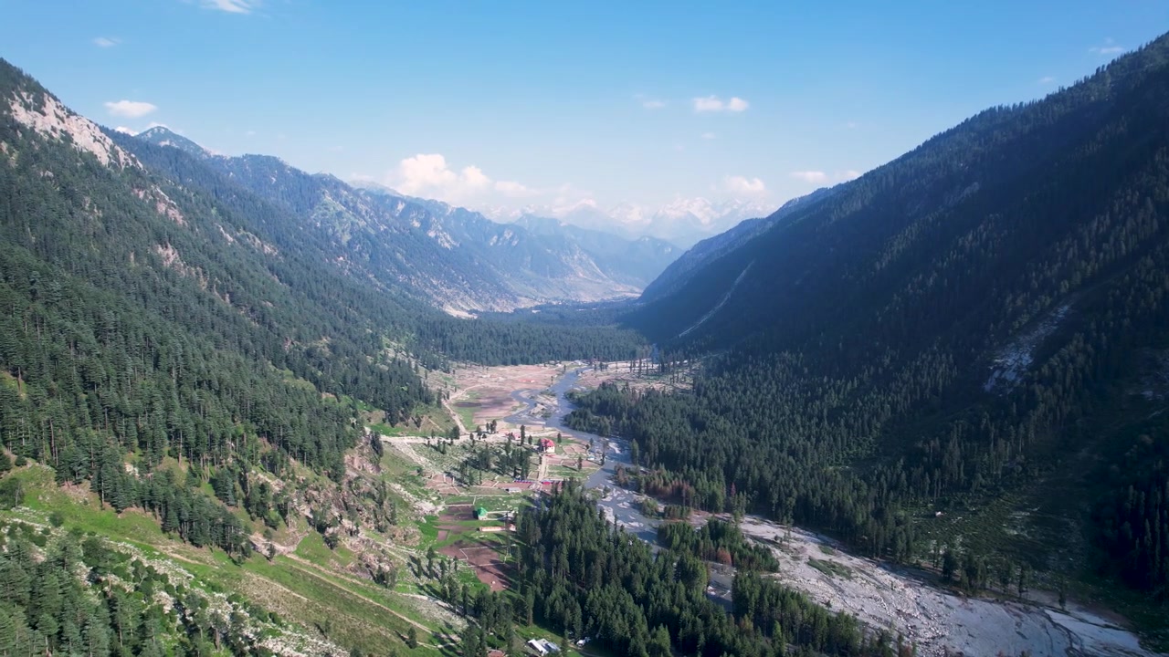 Weites Tal mit Wald, Fluss und fernen Bergen im Kumrat-Tal, Khyber Pakhtunkhwa, Pakistan