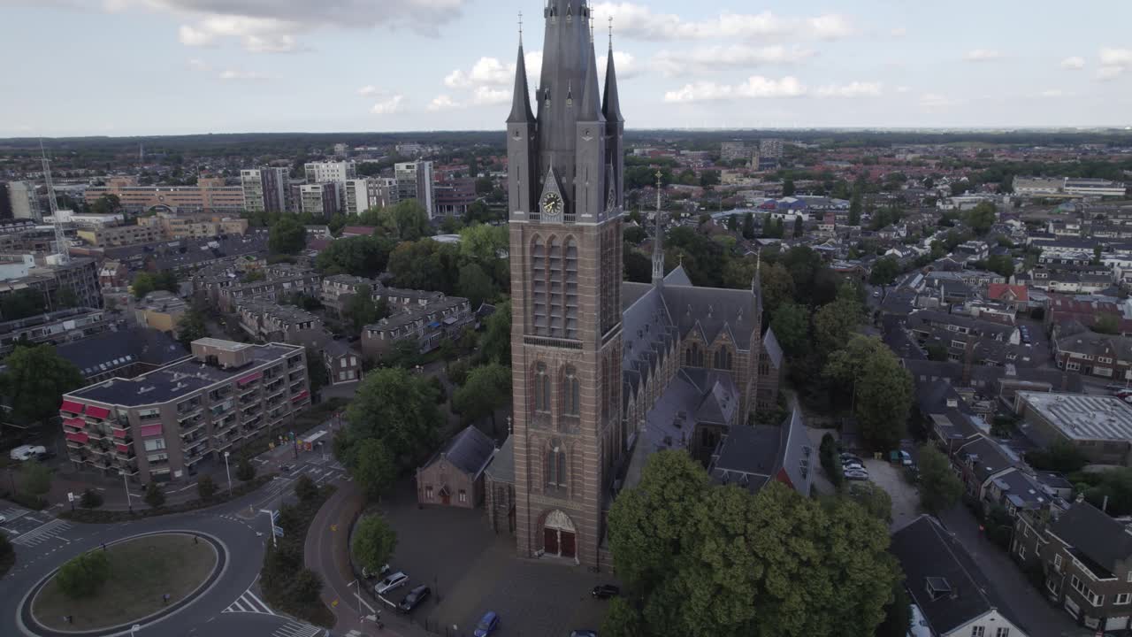 힐베르쉼 성 비투스 교회의 아름다운 신 고딕 양식의 교회