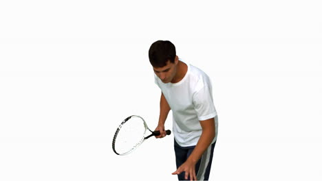 Hombre-Sosteniendo-Una-Pelota-De-Tenis-Y-Una-Raqueta-En-Una-Pantalla-Blanca