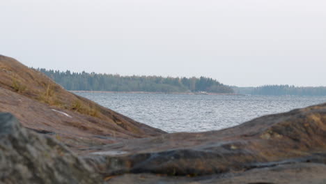 Statische-Küstenaufnahme-Der-Küstenklippe-Und-Der-Nordischen-Hütte,-Herbstarchipel-In-Schweden