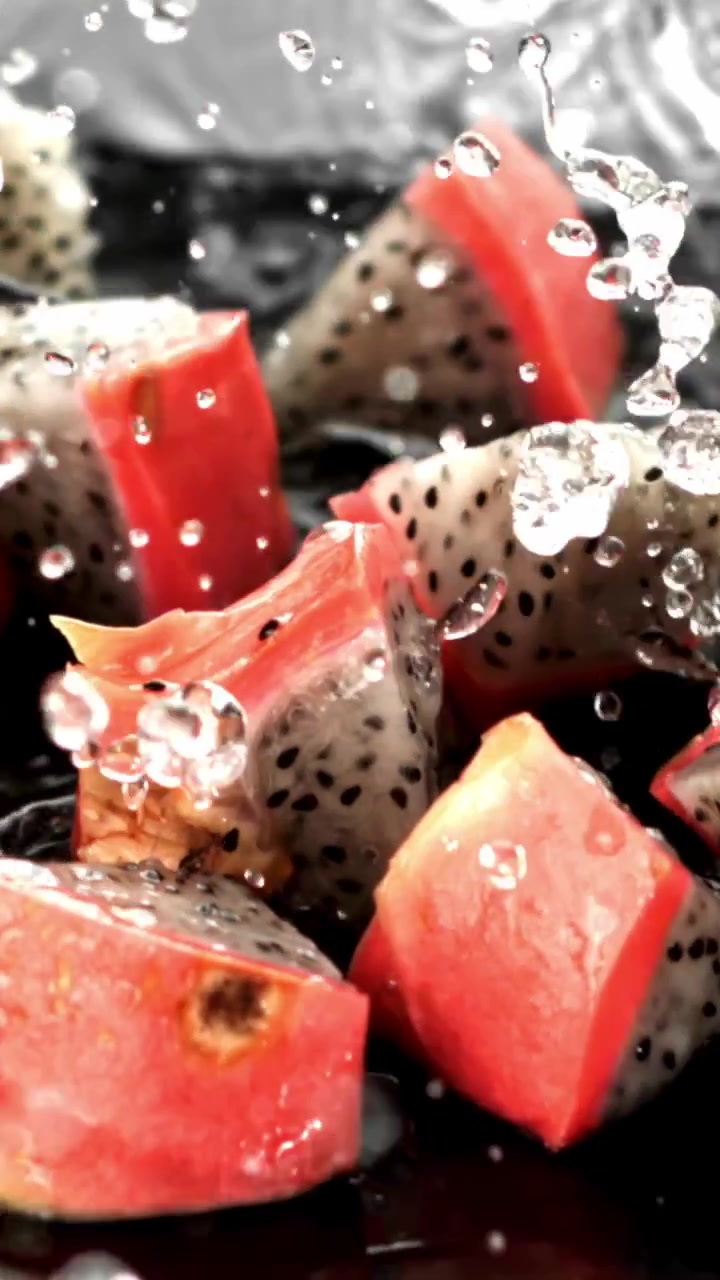 Salpicos de Água em Câmera Lenta sobre Cubos de Pitaya e Melancia