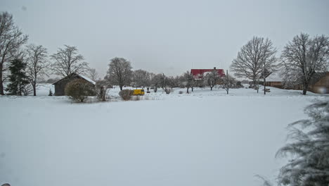 Zeitrafferaufnahme-Des-Schmelzens-Von-Schneebedeckten-Sonnentagen-Im-Winter-Mit-Wetterwechsel-Zwischen-Wolken,-Nebel-Und-Sonne