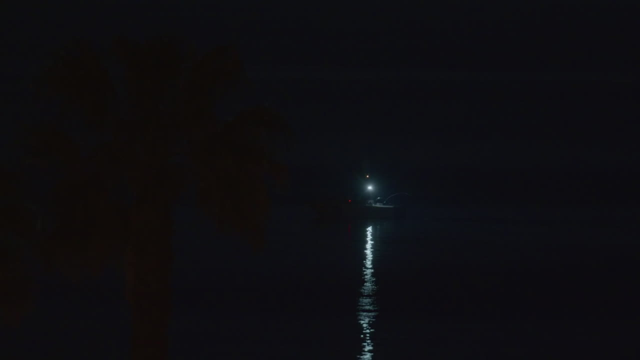 ночная рыболовная лодка