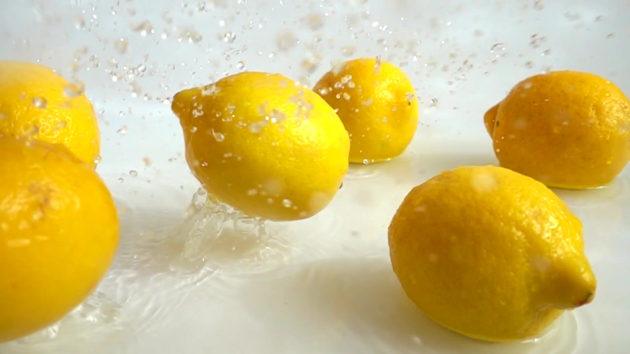 Limone che cade nell'acqua. Movimento rallentato