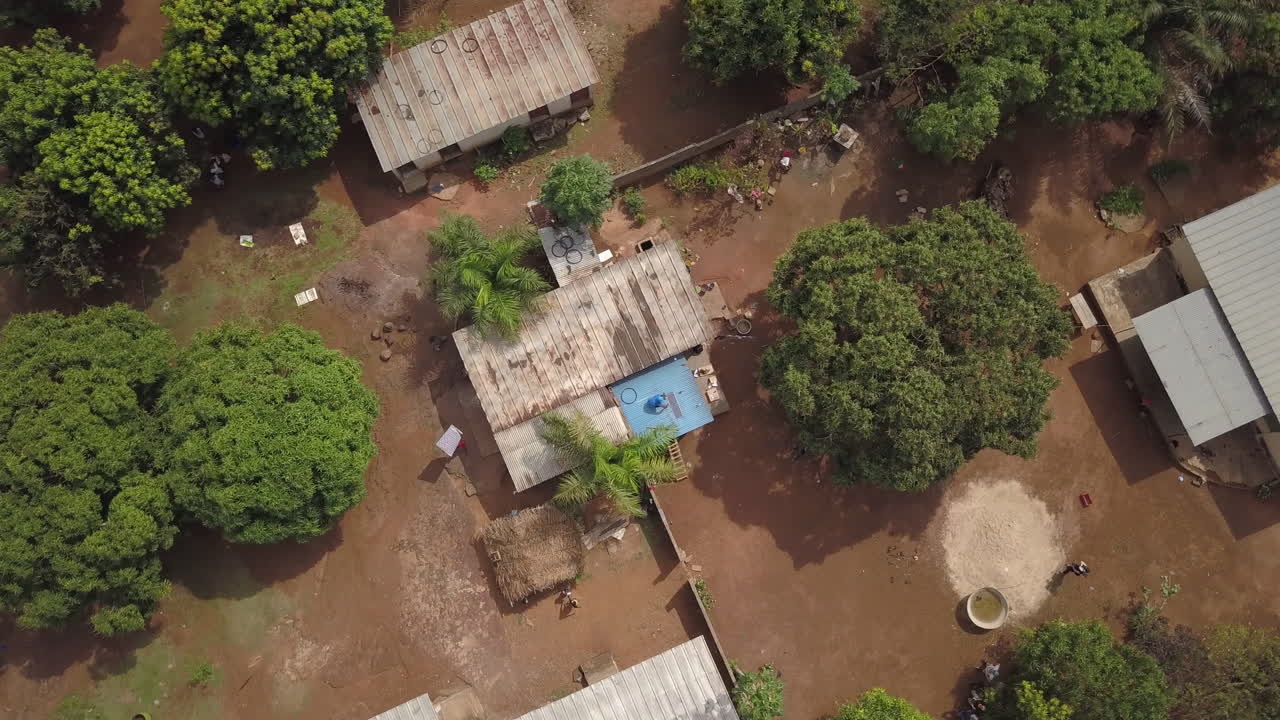 vista aérea de una aldea rural africana