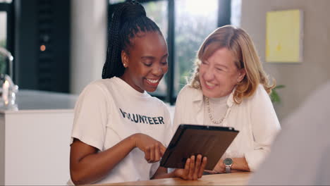 volunteer helping a senior with technology