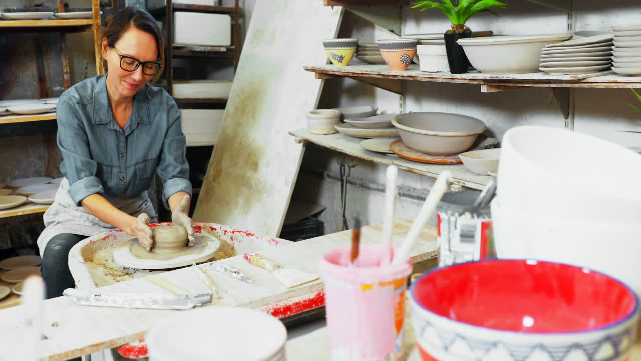 una alfarera moldeando una arcilla 4k