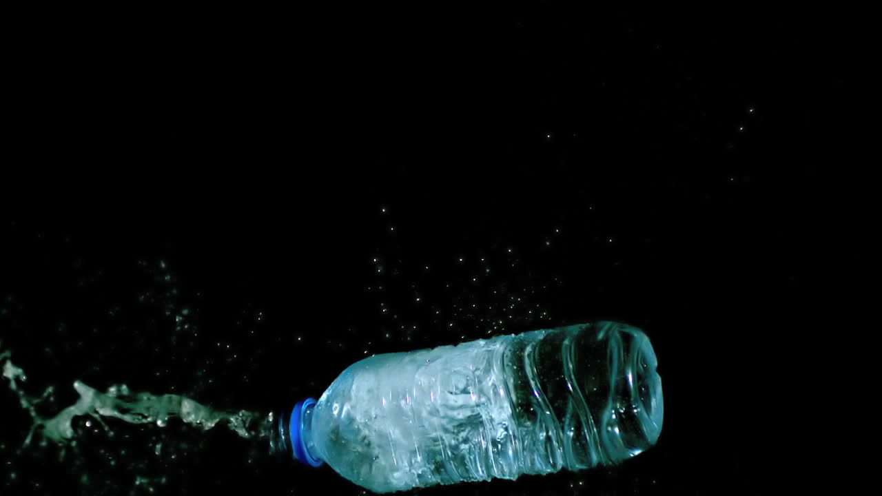 botella de agua cayendo y derramándose