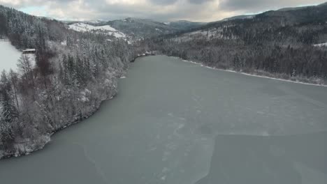 Vista-Aérea-Del-Hermoso-Lago-Helado