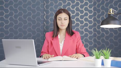 Mujer-De-Negocios-Joven-Negativa.