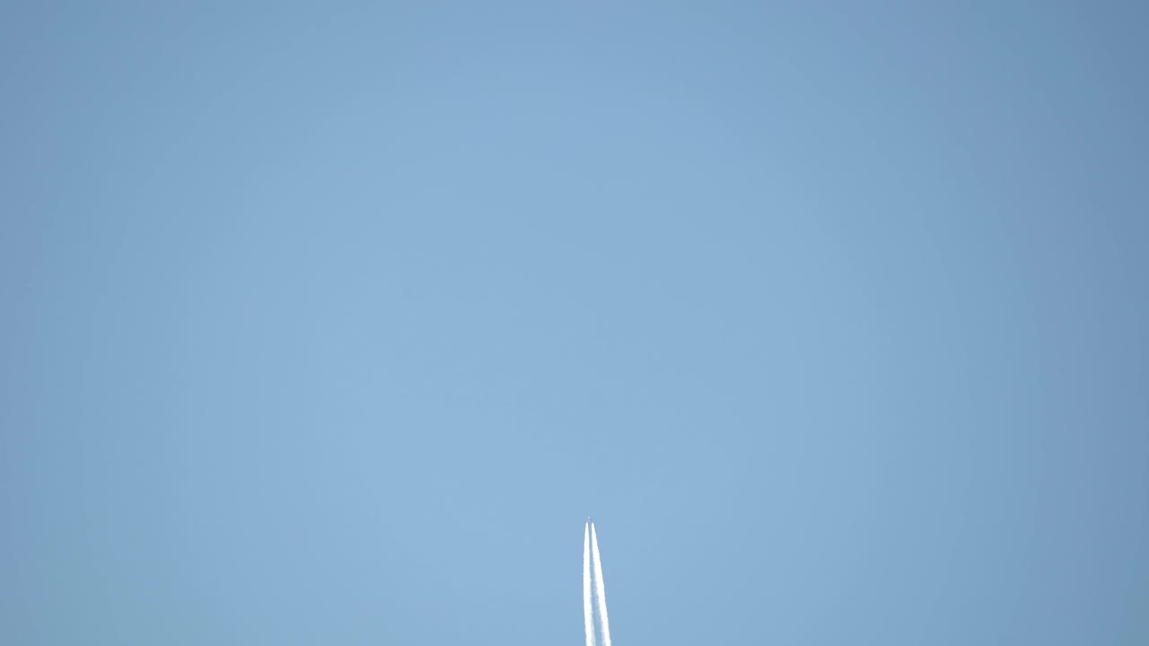 맑은 하늘을 나는 상업용 항공기의 비행운