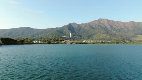 Vista-Aérea-Del-Monasterio-De-Hong-Kong-Tsz-Shan-Y-La-Famosa-Estatua-De-Avalokitesvara-Guan-Yin,-Diosa-De-La-Misericordia