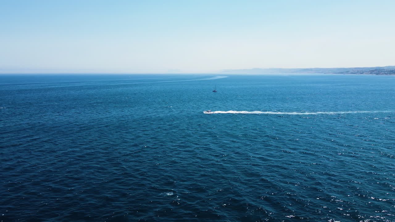 드론이 지중해의 초 넓은 전망으로 올라갑니다.
