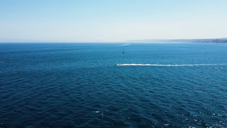 un avión no tripulado se eleva a una vista ultra ancha del mar mediterráneo