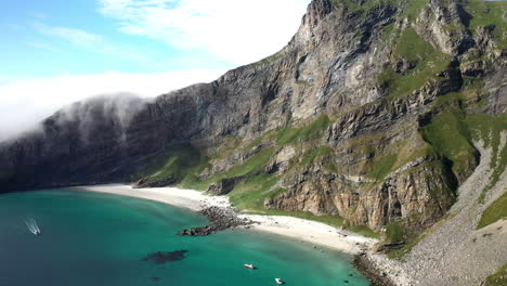 Große-Drohnenaufnahmen-Der-Insel-Vaeroy,-Lofoten-Inseln-In-Norwegen