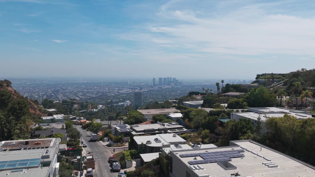 Ripresa aerea a bassa quota in ascesa dell'esclusivo quartiere Doheny Estates a Beverly Hills, California. 4K