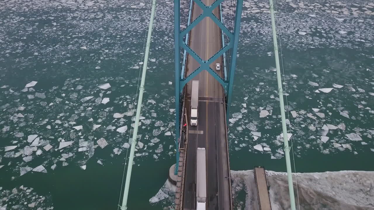 automóviles y camiones circulando entre detroit y windsor en el puente embajador