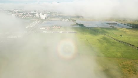 anillo de halo de arco iris aéreo mostrado en la dirección opuesta del sol