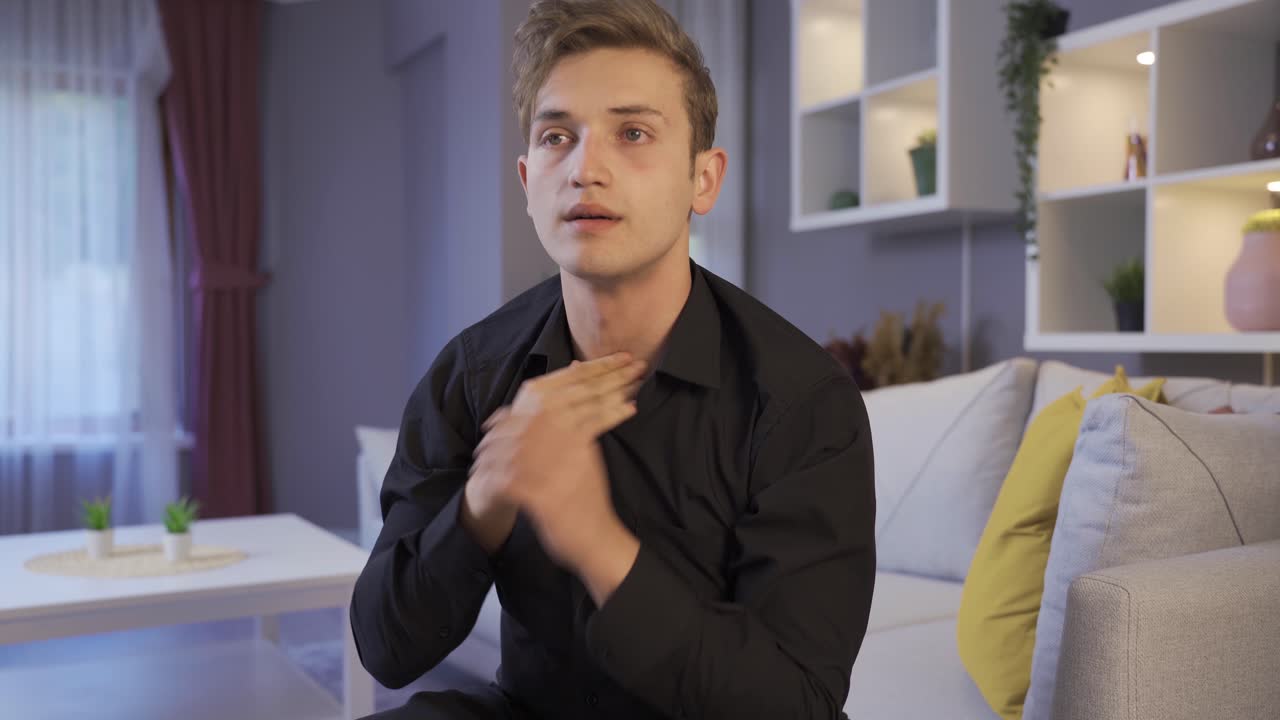 슬픈 불행한 사람이 그의 이마를 들고 정신 질환을  ⁇ 고 있습니다.