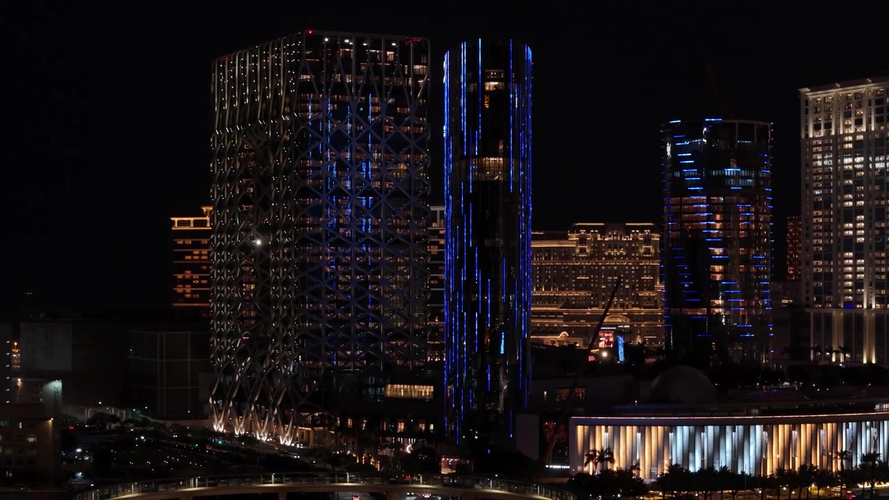 Morpheus, City of Dreams, The Countdown Hotel e outros edifícios à noite, Macau