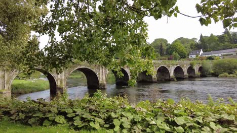 kilkenny, irlanda el río nore fluye a través de inistioge y su puente histórico a principios de septiembre