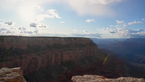 Abendlicher-Zeitraffer-Im-Grand-Canyon,-Während-Die-Wolken-Vorbeiziehen