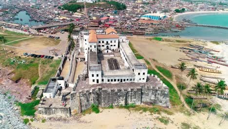 elmina castle was erected by the portuguese in 1482