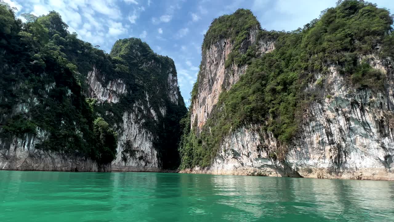 Đi thuyền đuôi dài qua Khao Sok - Thái Lan - Quay tay 4k