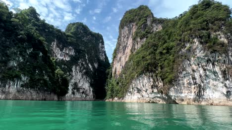 navegar en lancha larga a través de khao sok - tailandia - 4k de mano