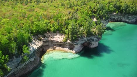 Schöne-Sandsteinfelsen-Im-Sommer,-Drohnenabstieg,-Abgebildete-Felsen-Am-Nationalen-Seeufer