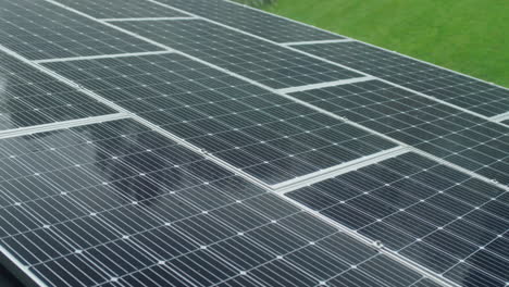 paneles solares en el techo de una casa privada en un día de lluvia