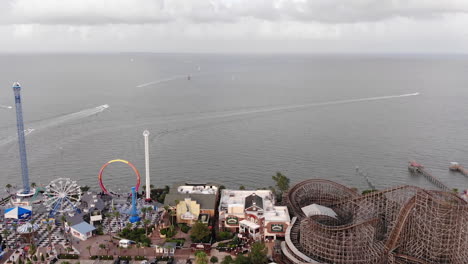 El-Dron-Pasa-Por-El-Parque-Temático-Y-Continúa-Hacia-Los-Barcos-En-El-Agua