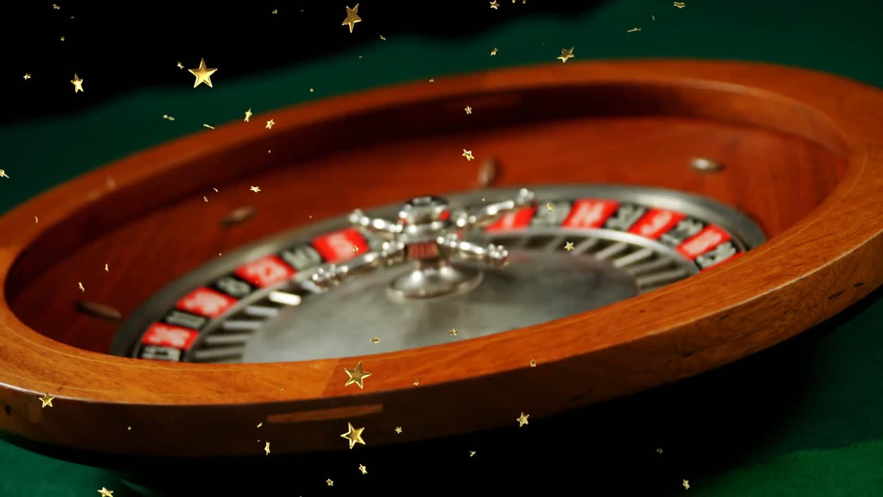 Video composito di molteplici icone a forma di stella dorata che cadono sullo sfondo di un primo piano di una roulette russa che gira.